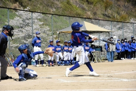 ２年ぶりに開催された丹波市大会で元気にプレーする選手ら＝春日総合運動公園