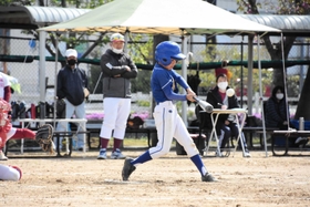 全力でバットを振る西紀少年野球団の選手＝四季の森運動公園
