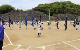 選手宣誓する相生・港クラブの毛利颯介主将（中央）＝相生スポーツセンター