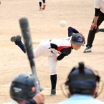 懸命に投げ込む投手＝いずれもテクノ公園