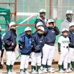 丹波篠山市大会でマスクを着けて応援する選手ら＝今田グラウンド