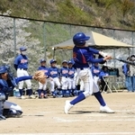 ２年ぶりに開催された丹波市大会で元気にプレーする選手ら＝春日総合運動公園