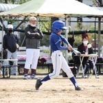 全力でバットを振る西紀少年野球団の選手＝四季の森運動公園