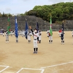 選手宣誓する相生・港クラブの毛利颯介主将（中央）＝相生スポーツセンター