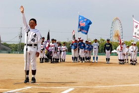 堂々と宣誓する赤穂野球少年団の宮本瑛輔主将＝赤穂市御崎