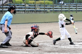 適時三塁打を放ったウッディボーイズイーストの小中創太選手＝駒ケ谷運動公園野球場