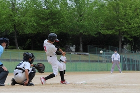 六回に安打を放つ篠山少年野球団の勝村孝純選手＝三田市武庫が丘３、三田谷公園野球場