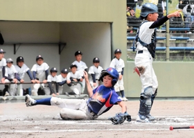 三回に先制点を取った柏原スターズの上田龍之介選手＝三田市ゆりのき台１、駒ケ谷運動公園野球場