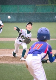 雨の中で力投したウッディボーイズイーストの前田大輔選手＝いずれもアメニスキッピースタジアム