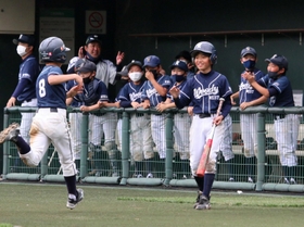 得点を喜び合うウッディボーイズウエストの選手ら