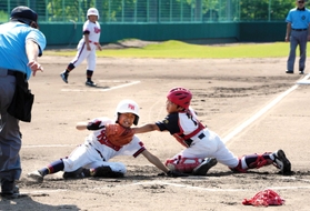 走者にタッチし、相手の追加点を防ぐ尼崎スピリットクラブの後藤春樹選手