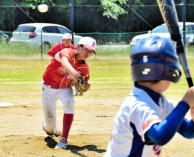 力投する自由が丘レッドファイターズの久次創太選手＝三木山多目的広場