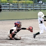適時三塁打を放ったウッディボーイズイーストの小中創太選手＝駒ケ谷運動公園野球場