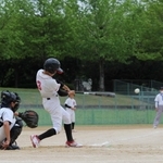 六回に安打を放つ篠山少年野球団の勝村孝純選手＝三田市武庫が丘３、三田谷公園野球場