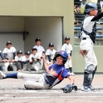三回に先制点を取った柏原スターズの上田龍之介選手＝三田市ゆりのき台１、駒ケ谷運動公園野球場