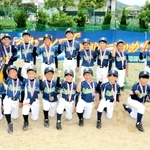 初優勝して喜ぶ坂越野球スポーツ少年団＝赤穂元禄スポーツセンター