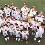 １２年ぶりに優勝を果たし、ガッツポーズを取る篠山少年野球団の選手ら＝いずれも三田市三輪、アメニスキッピースタジアム