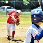 力投する自由が丘レッドファイターズの久次創太選手＝三木山多目的広場