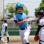 左越えのランニングホームランを放ち本塁を踏む小野東スポーツ少年団の藤田篤志主将＝加東市グリーンヒル・スタジアム