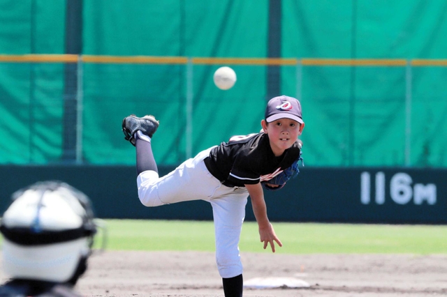 力投する大東浜イーグルスの神戸築主将＝いずれも甲子園浜野球場