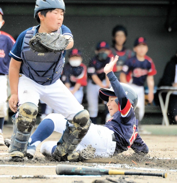 味方のスクイズバントで生還する洲本三熊の山崎将生投手（右）。左は八木の松下愛琉捕手＝洲本市民球場（撮影・田中靖浩）