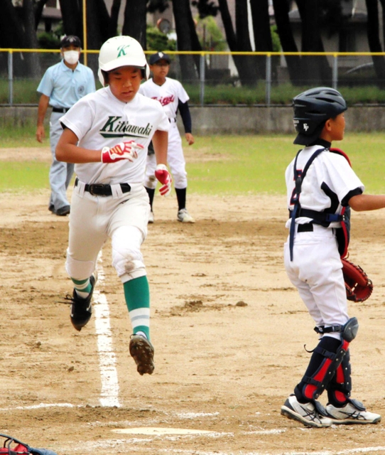 １回戦　北脇野球部－二見フレンズジュニア　内野ゴロの間に生還する北脇野球部の選手＝浜の宮公園グラウンド