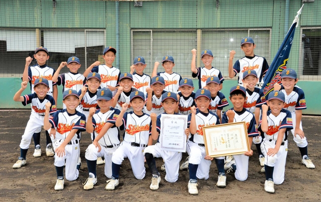 盤石の強さでブロック優勝を決め、本大会に向けて気勢を上げる志筑のナインら＝いずれも淡路佐野運動公園