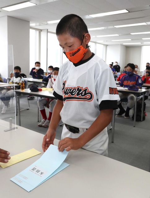 ２０チームの主将が出席した抽選会＝神戸市中央区、神戸新聞社本社（撮影・長嶺麻子）