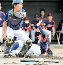 味方のスクイズバントで生還する洲本三熊の山崎将生投手（右）。左は八木の松下愛琉捕手＝洲本市民球場（撮影・田中靖浩）