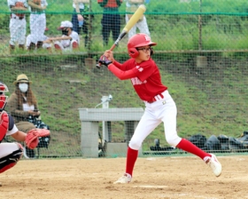 適時打を放つ北淡の築穴虎太朗選手＝北淡西スポーツセンター（撮影・中村有沙）