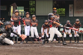 １回戦　魚住バファローズ－伊保セブンＪＢＣ　鋭い打球を放つ魚住バファローズの選手＝日岡山公園野球場