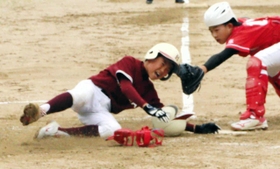 １回戦　播磨少年クラブ－野口南少年軟式野球クラブ　本塁に生還する播磨少年クラブの選手＝浜の宮公園グラウンド