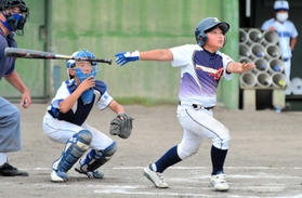 五回表、大野インプレッションズの木下悠誠選手が右越えに逆転３ランを放つ＝洲本市民球場