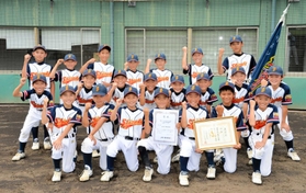 盤石の強さでブロック優勝を決め、本大会に向けて気勢を上げる志筑のナインら＝いずれも淡路佐野運動公園