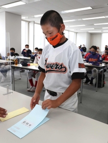 ２０チームの主将が出席した抽選会＝神戸市中央区、神戸新聞社本社（撮影・長嶺麻子）