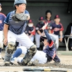 味方のスクイズバントで生還する洲本三熊の山崎将生投手（右）。左は八木の松下愛琉捕手＝洲本市民球場（撮影・田中靖浩）