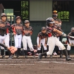 １回戦　魚住バファローズ－伊保セブンＪＢＣ　鋭い打球を放つ魚住バファローズの選手＝日岡山公園野球場