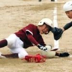 １回戦　播磨少年クラブ－野口南少年軟式野球クラブ　本塁に生還する播磨少年クラブの選手＝浜の宮公園グラウンド