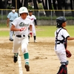 １回戦　北脇野球部－二見フレンズジュニア　内野ゴロの間に生還する北脇野球部の選手＝浜の宮公園グラウンド