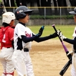 準決勝　二見フレンズジュニア－野口南少年軟式野球クラブ　本塁に生還し、仲間と喜び合う二見フレンズジュニアの選手＝浜の宮公園グラウンド