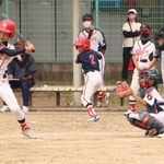 力強い打撃でチームをけん引した東播ナインストリームの川上慧主将（手前左）＝いずれも浜の宮公園グラウンド