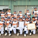 盤石の強さでブロック優勝を決め、本大会に向けて気勢を上げる志筑のナインら＝いずれも淡路佐野運動公園