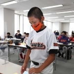 ２０チームの主将が出席した抽選会＝神戸市中央区、神戸新聞社本社（撮影・長嶺麻子）