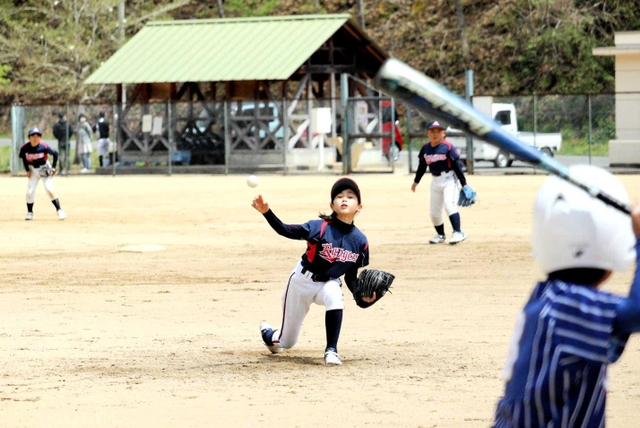 粘りの投球でピンチをしのいだ青垣レンジャーズの塩田希実投手＝春日総合運動公園