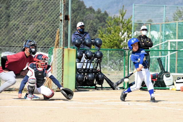 丹波篠山市大会で元気にプレーする小学生ら＝今田グラウンド