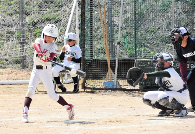 ヒットを打つ味間少年野球団の選手＝丹波篠山総合スポーツセンター