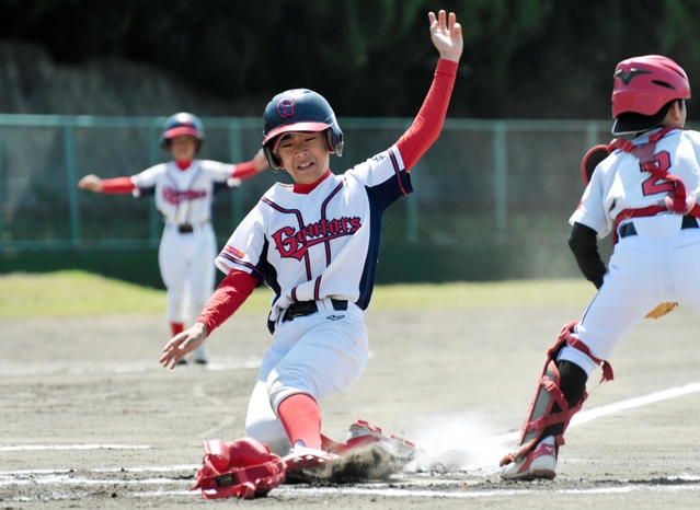 気迫のこもったプレーを見せる選手たち＝洲本市民球場