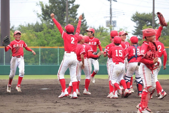 優勝を決めて喜ぶ武庫之荘野球の選手たち＝甲子園浜野球場