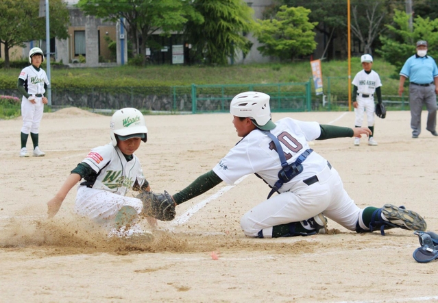タッチの差でセーフとなり得点を挙げた選手