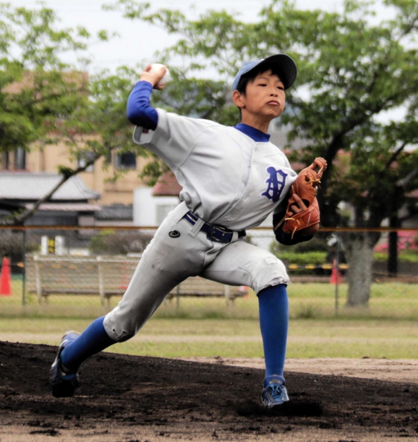 １失点で完投した西脇野球スポーツ少年団の嶋田虎大良投手＝いずれも大池総合公園野球場